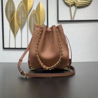 ルイヴィトン 並行輸入品 ノエ 巾着ショルダーバッグ キャメルブラウン 編み込みチェーン スタッズ付き 2WAY M29131