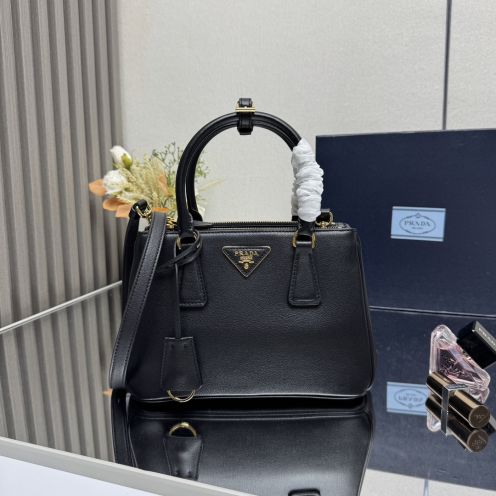 プラダ 並行輸入品 ガレリア ミニハンドバッグ ブラック シボ革調 ゴールド金具 2WAY シンプル上品デザイン 1BA896