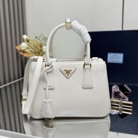 プラダ ハイブランド ガレリア ミニハンドバッグ ホワイト シボ革調 ゴールド金具 2WAY 上品な台形デザイン 1BA896
