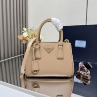 プラダ コピー ガレリア ミニハンドバッグ ベージュピンク サフィアーノ調 型押し 2WAY ゴールド金具 上品 1BA896