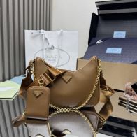 プラダ コピー リエディション2005 2WAYショルダーバッグ ブラウン ゴールドチェーン ポーチ付き上品デザイン 1BH204