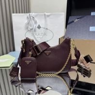 プラダ スーパーコピー 届く リエディション2005 ショルダーバッグ ボルドー ゴールドチェーン ポーチ付き2WAY仕様 1BH204