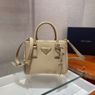 プラダ 並行輸入品 ガレリア コンパクトバッグ グレージュ サフィアーノ調 型押し ゴールド金具 2WAY 上品 1BA906