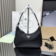 プラダ スーパーコピー リエディション2005 ショルダーバッグ ブラック シルバー金具 洗練された軽量感 1N204P