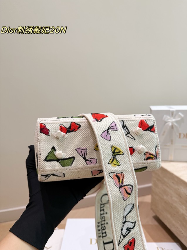 ディオール ハイブランド レディディオール 刺繍コンパクトバッグ アイボリー レディース 注目商品_6