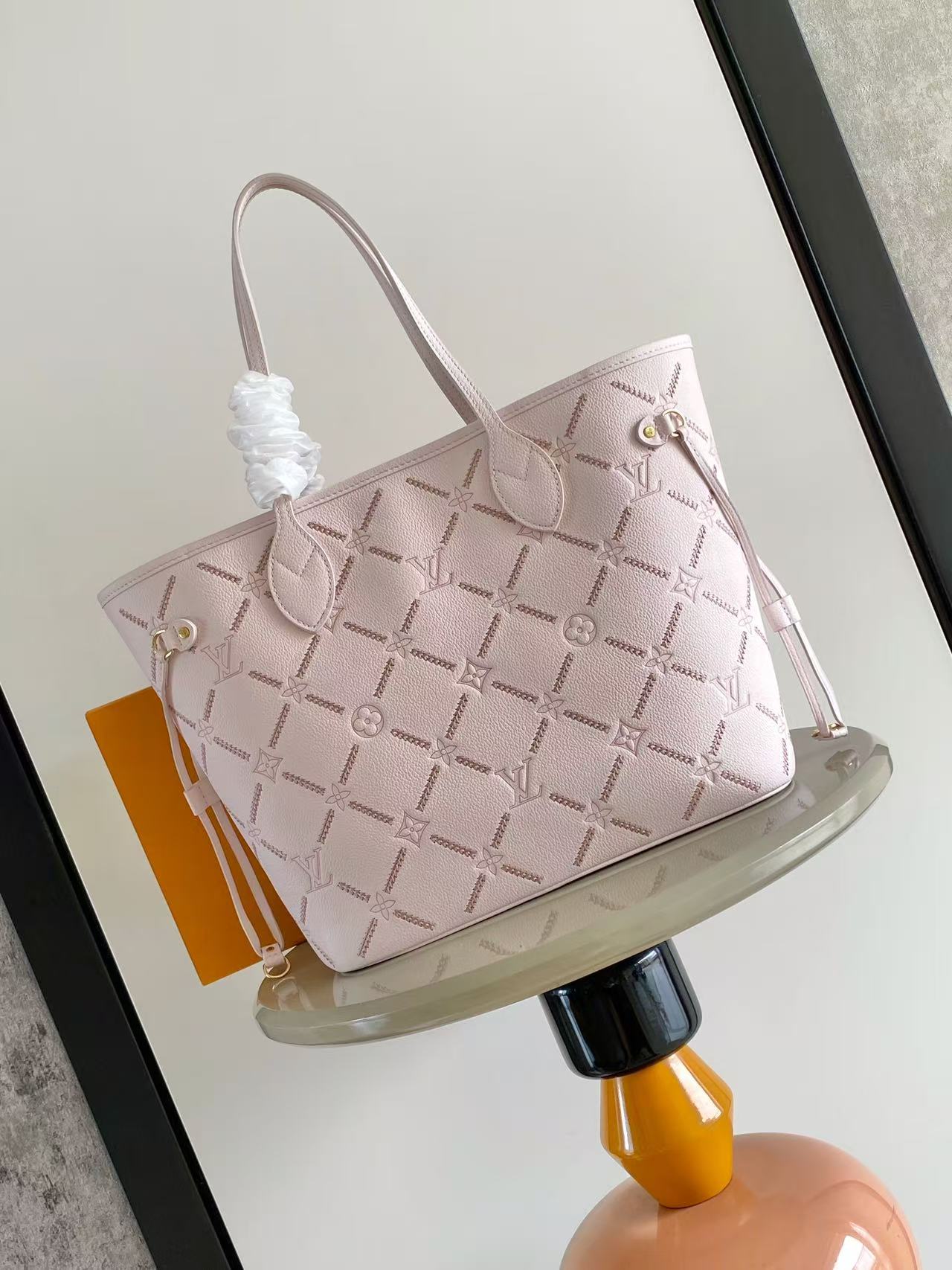 ルイヴィトン スーパーコピー ネヴァーフル トートバッグ ピンクベージュ 刺繍レザー M28527 M45686_2