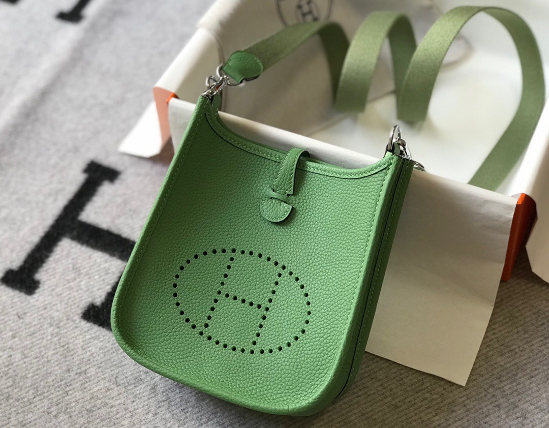 エルメス コピー エヴリン コンパクトバッグ グリーン パンチングロゴ 軽量デザイン_2