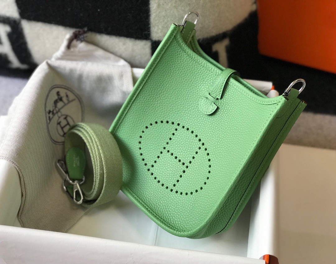 エルメス コピー エヴリン コンパクトバッグ グリーン パンチングロゴ 軽量デザイン_5