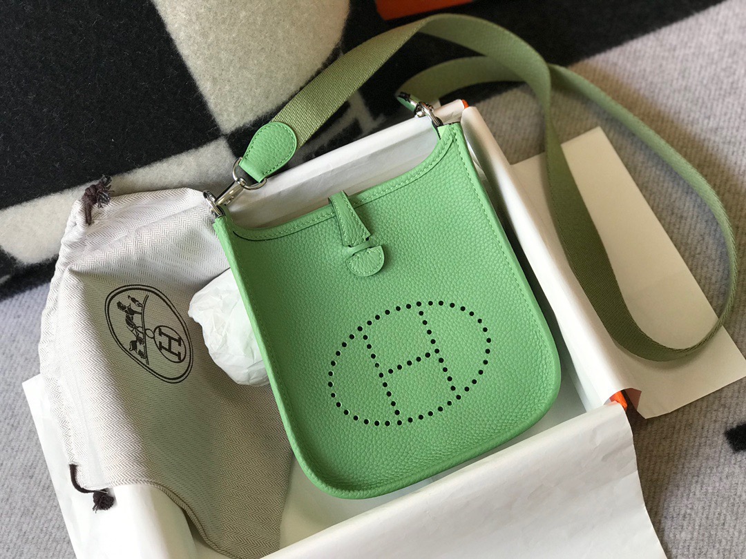 エルメス コピー エヴリン コンパクトバッグ グリーン パンチングロゴ 軽量デザイン_4
