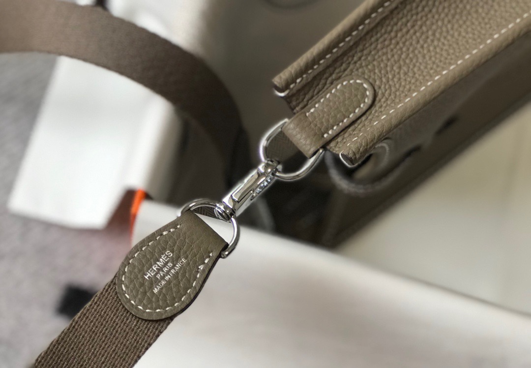 エルメス 並行輸入品 エヴリン コンパクトバッグ グレージュ パンチングロゴ 上品カラー_5