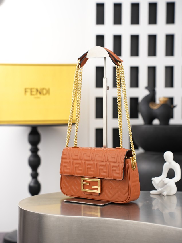 フェンディ スーパーコピー バゲット FFエンボス チェーンショルダーバッグ オレンジブラウン ゴールド金具 立体ロゴ 12006_1