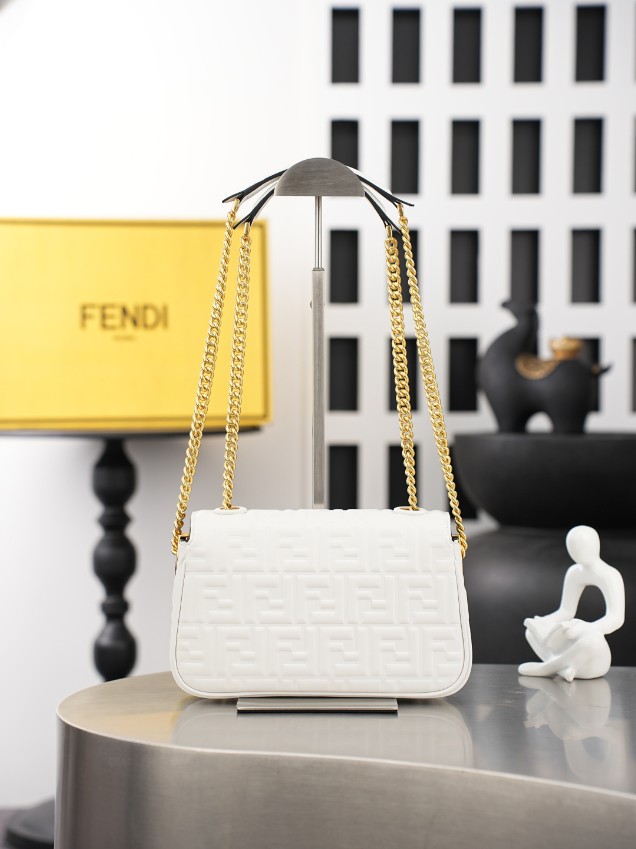 フェンディ スーパーコピー バゲット FFエンボス チェーンショルダーバッグ ホワイト ゴールド金具 立体ロゴ レディース 12006_1