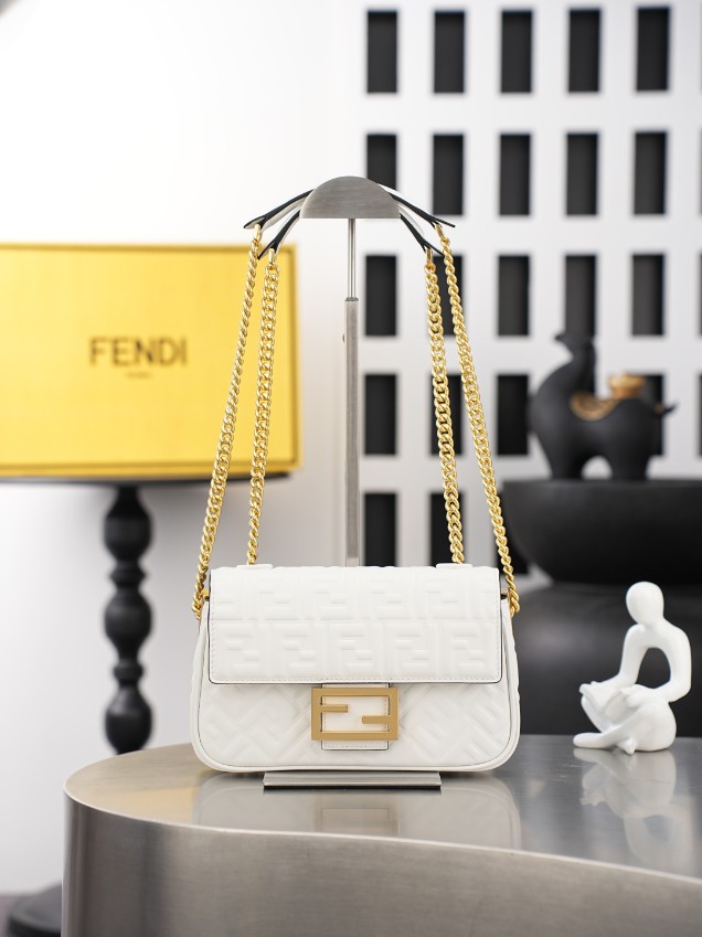 フェンディ スーパーコピー バゲット FFエンボス チェーンショルダーバッグ ホワイト ゴールド金具 立体ロゴ レディース 12006_7