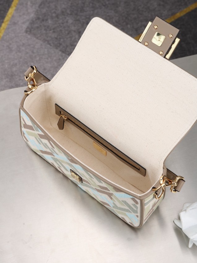 フェンディ スーパーコピー バゲット マルチカラーFF柄 2WAYショルダーバッグ ベージュ パステルカラー ゴールド金具付き 6005_7
