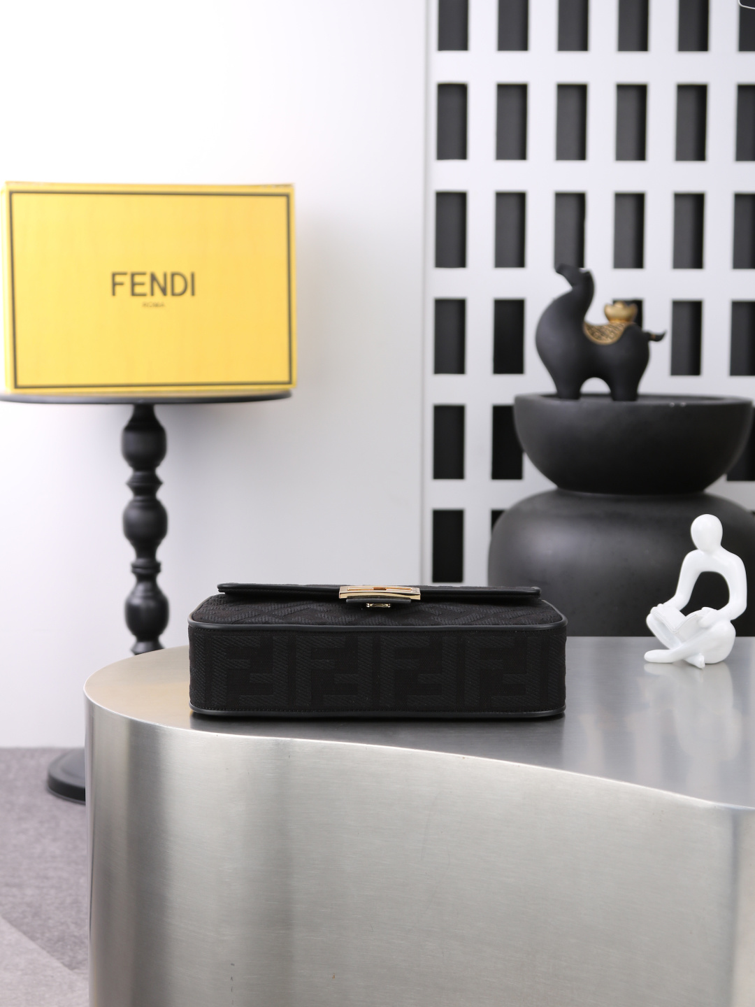 フェンディ スーパーコピー バゲット ショルダーバッグ ブラック FF柄 ゴールド金具 2WAYデザイン 6005_3