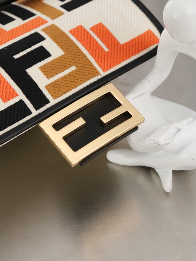 フェンディ 並行輸入品 バゲット ミニバッグ マルチカラー FF柄 チェーン付き 新作デザイン 6004_7
