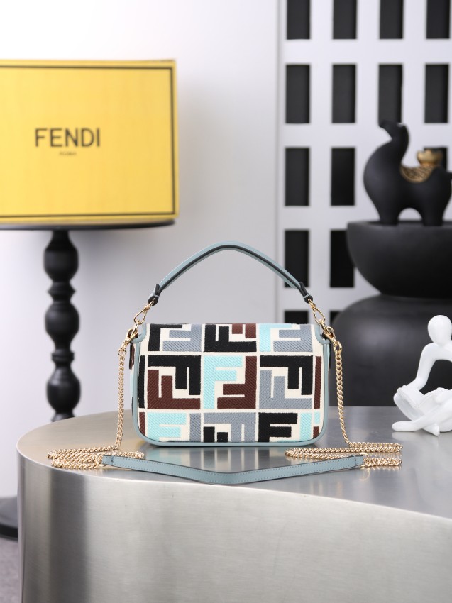 フェンディ n級品 バゲット ミニバッグ ブルー系 マルチFF柄 ゴールド金具 チェーン付き 6004_9