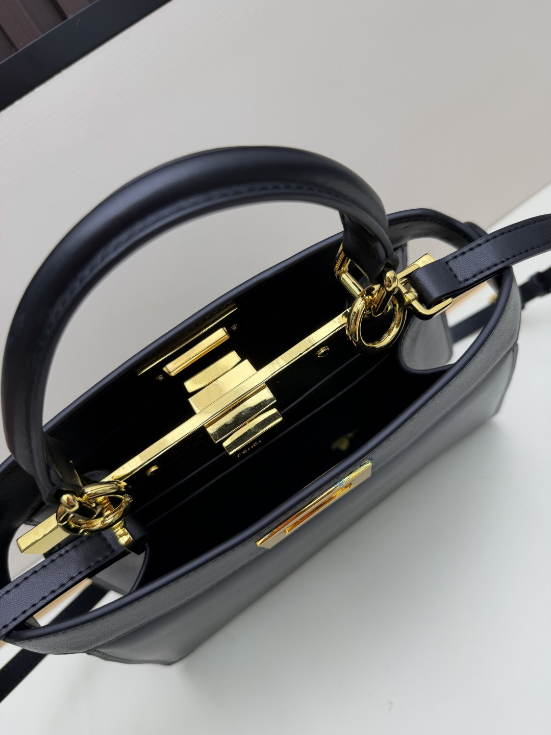 フェンディ スーパーコピー ピーカブー ハンドバッグ ブラック ゴールド金具 上品な台形フォルム 2WAY仕様 98049_1