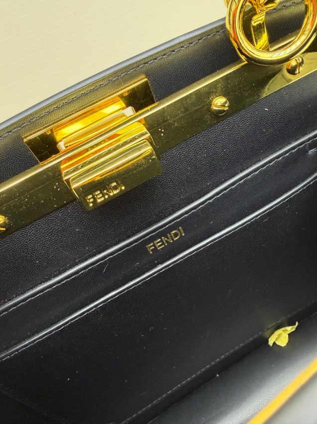 フェンディ スーパーコピー ピーカブー ハンドバッグ ブラック ゴールド金具 上品な台形フォルム 2WAY仕様 98049_7