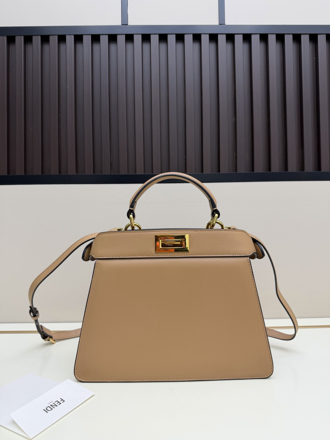 フェンディ n級品 ピーカブー ハンドバッグ ベージュ ゴールド金具 洗練された台形デザイン 肩掛け対応 2WAY仕様 98049_5
