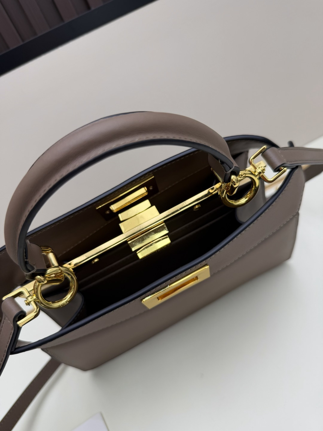 フェンディ 並行輸入品 ピーカブー ハンドバッグ グレージュ ゴールド金具 落ち着いた台形フォルム 2WAYショルダー 98049_2