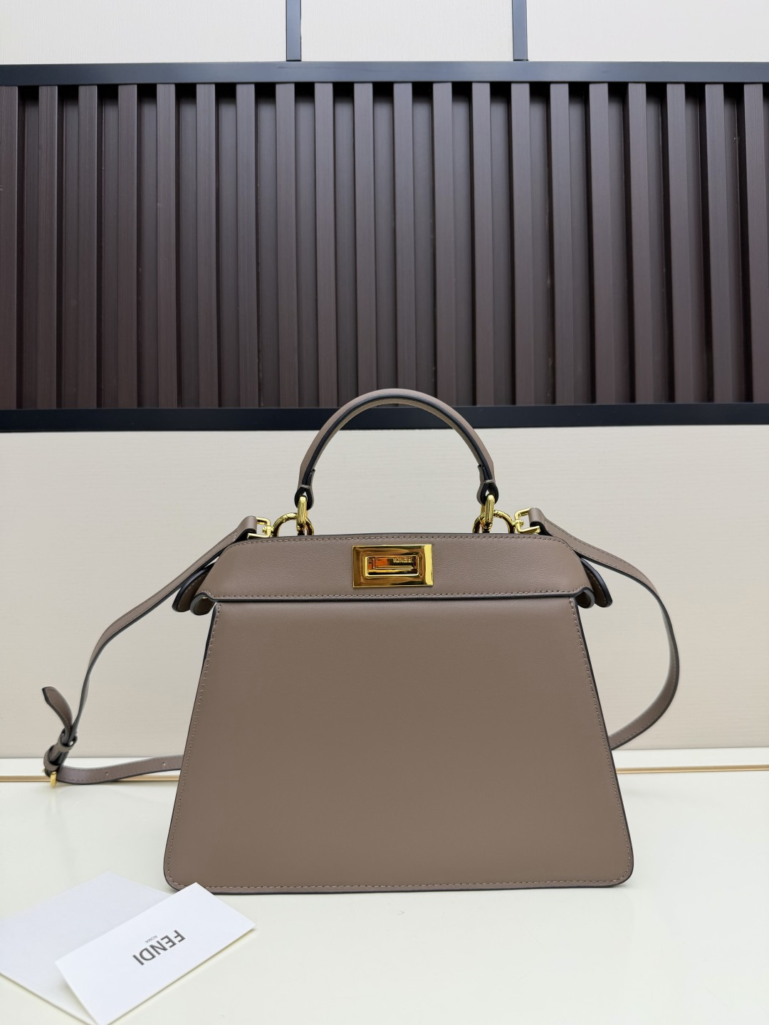 フェンディ 並行輸入品 ピーカブー ハンドバッグ グレージュ ゴールド金具 落ち着いた台形フォルム 2WAYショルダー 98049_3