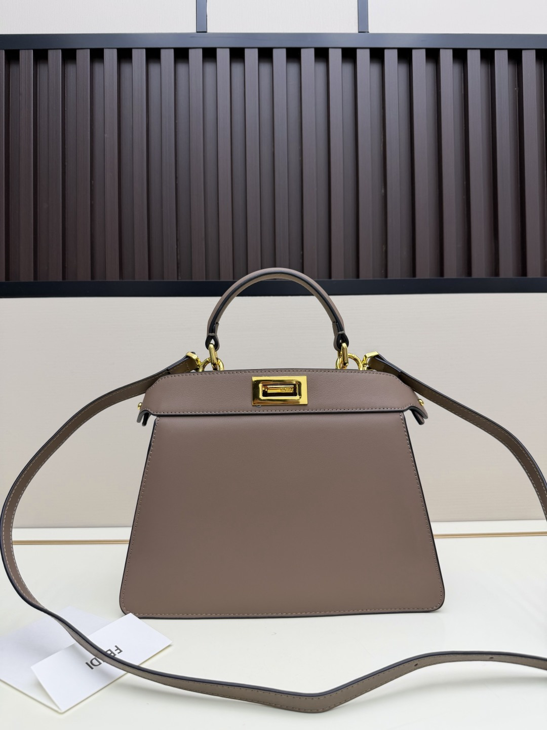 フェンディ 並行輸入品 ピーカブー ハンドバッグ グレージュ ゴールド金具 落ち着いた台形フォルム 2WAYショルダー 98049_4