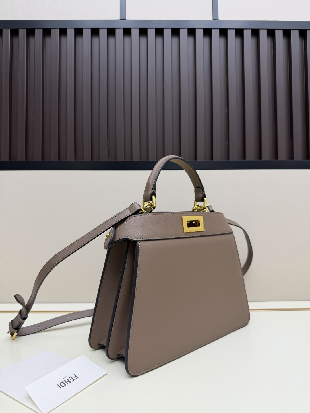 フェンディ 並行輸入品 ピーカブー ハンドバッグ グレージュ ゴールド金具 落ち着いた台形フォルム 2WAYショルダー 98049_6