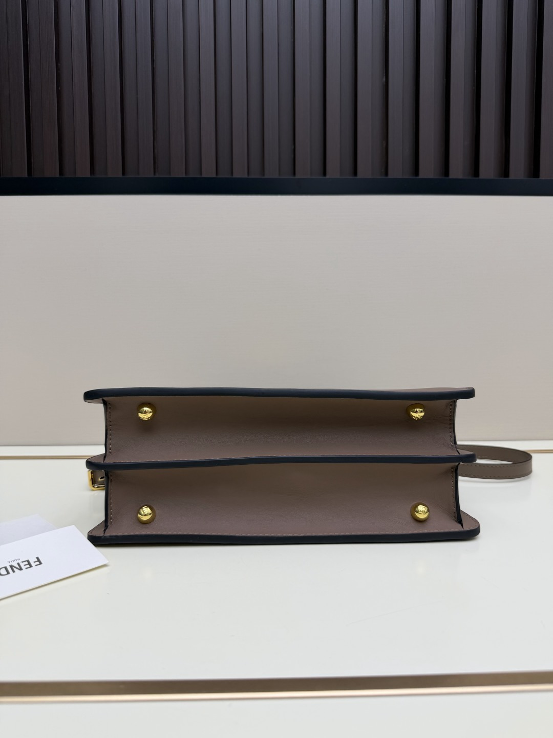 フェンディ 並行輸入品 ピーカブー ハンドバッグ グレージュ ゴールド金具 落ち着いた台形フォルム 2WAYショルダー 98049_7