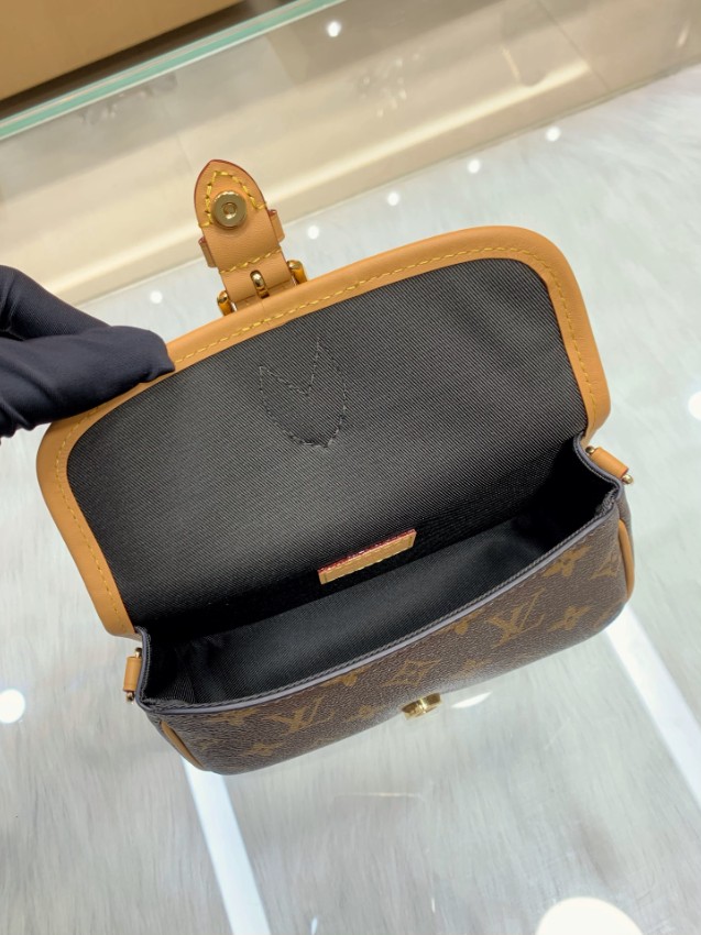 ルイヴィトン n級品 モノグラム ミニショルダーバッグ ブラウン ヌメ革風切替 フラップ式 2WAYデザイン M83298_4