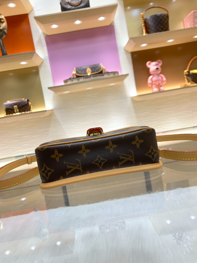 ルイヴィトン n級品 モノグラム ミニショルダーバッグ ブラウン ヌメ革風切替 フラップ式 2WAYデザイン M83298_3