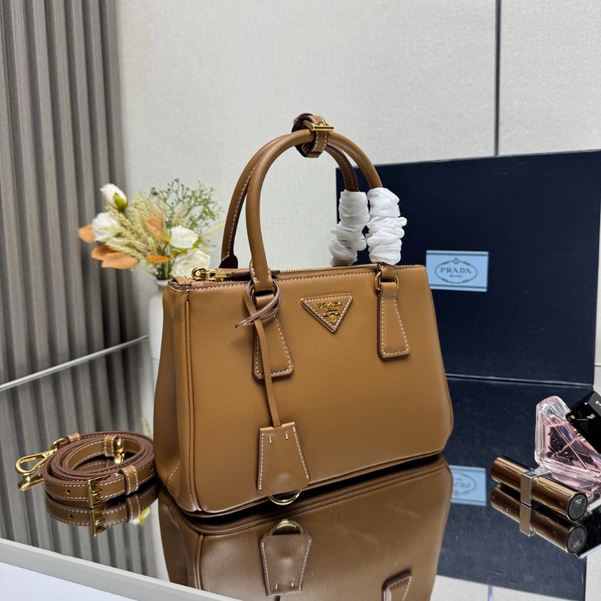 プラダ n級品 ガレリア ミニハンドバッグ キャメルブラウン シボ革調 ゴールド金具 上品な2WAYデザイン 1BA896_2