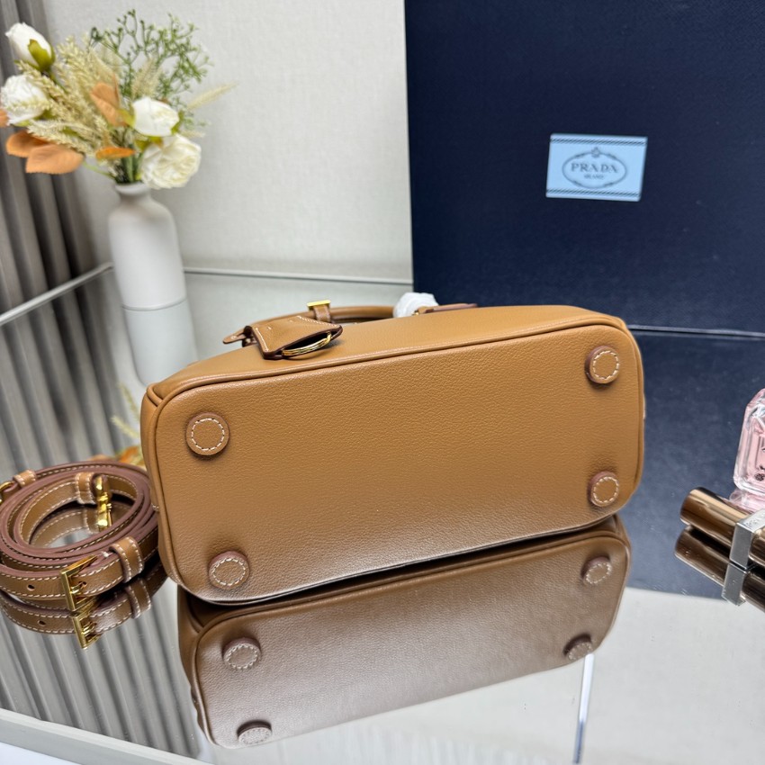 プラダ n級品 ガレリア ミニハンドバッグ キャメルブラウン シボ革調 ゴールド金具 上品な2WAYデザイン 1BA896_1