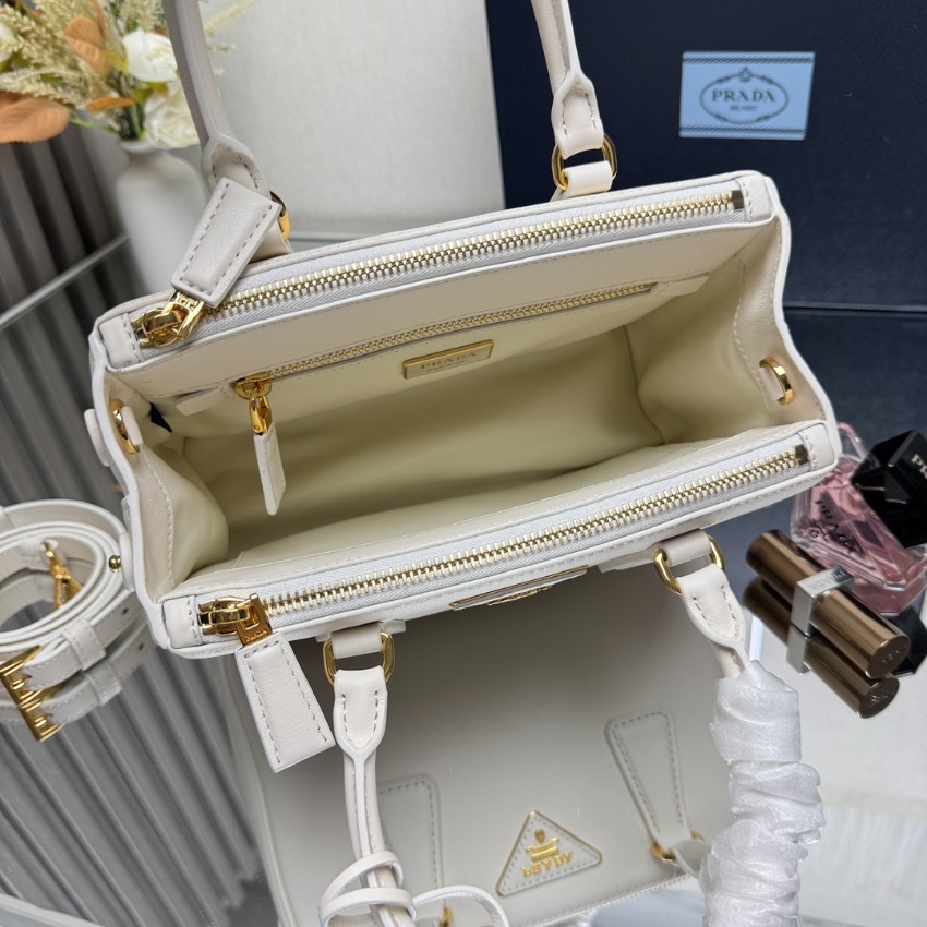 プラダ ハイブランド ガレリア ミニハンドバッグ ホワイト シボ革調 ゴールド金具 2WAY 上品な台形デザイン 1BA896_1