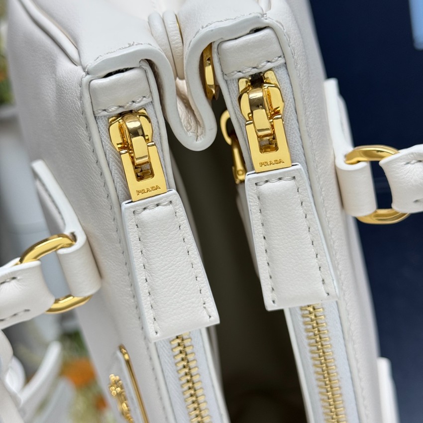 プラダ ハイブランド ガレリア ミニハンドバッグ ホワイト シボ革調 ゴールド金具 2WAY 上品な台形デザイン 1BA896_2
