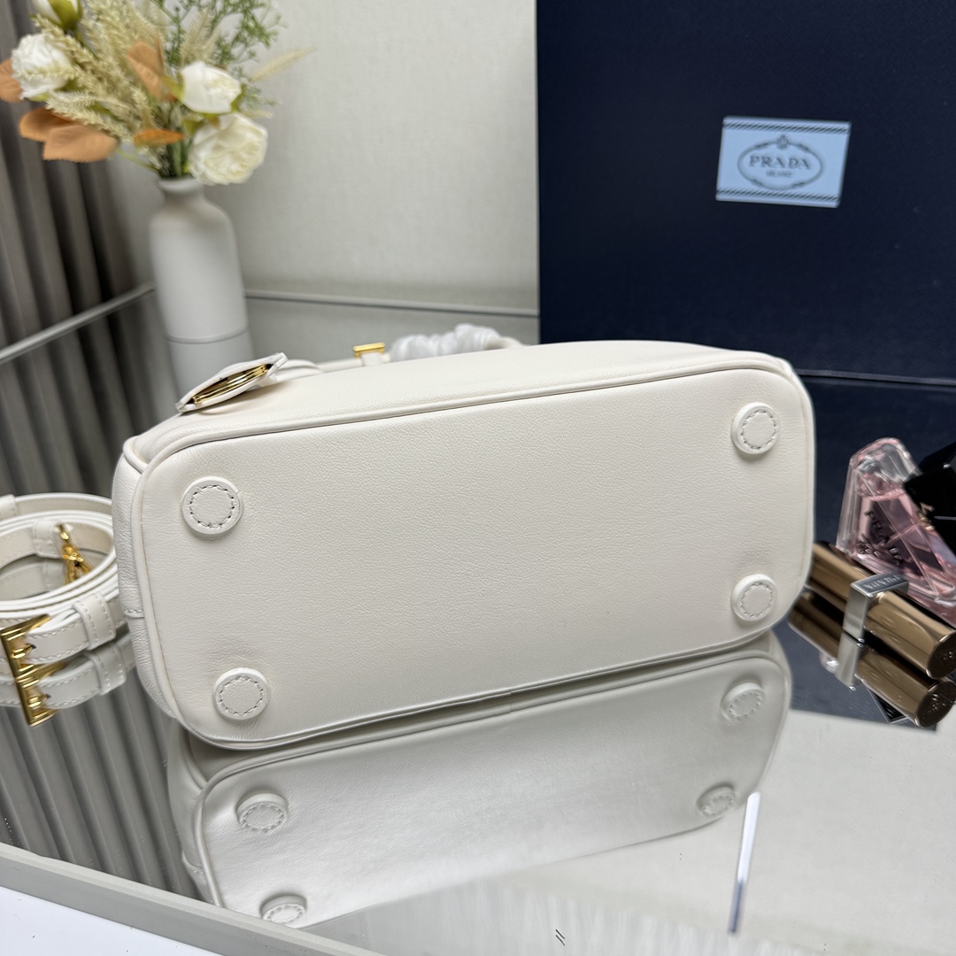 プラダ ハイブランド ガレリア ミニハンドバッグ ホワイト シボ革調 ゴールド金具 2WAY 上品な台形デザイン 1BA896_6