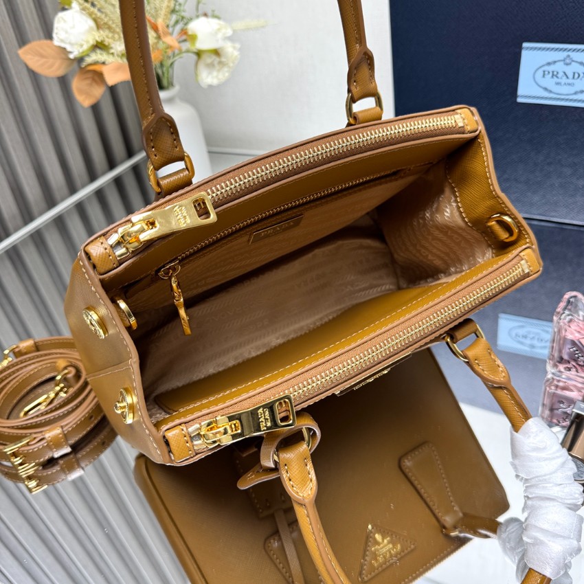 プラダ スーパーコピー 届く ガレリア ミニハンドバッグ キャメル サフィアーノ調 型押し 2WAY ゴールド金具 1BA896_5