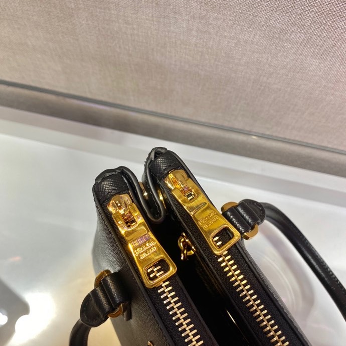 プラダ ハイブランド ガレリア コンパクトバッグ ブラック サフィアーノ調 型押し 2WAY ゴールド金具 1BA906_3