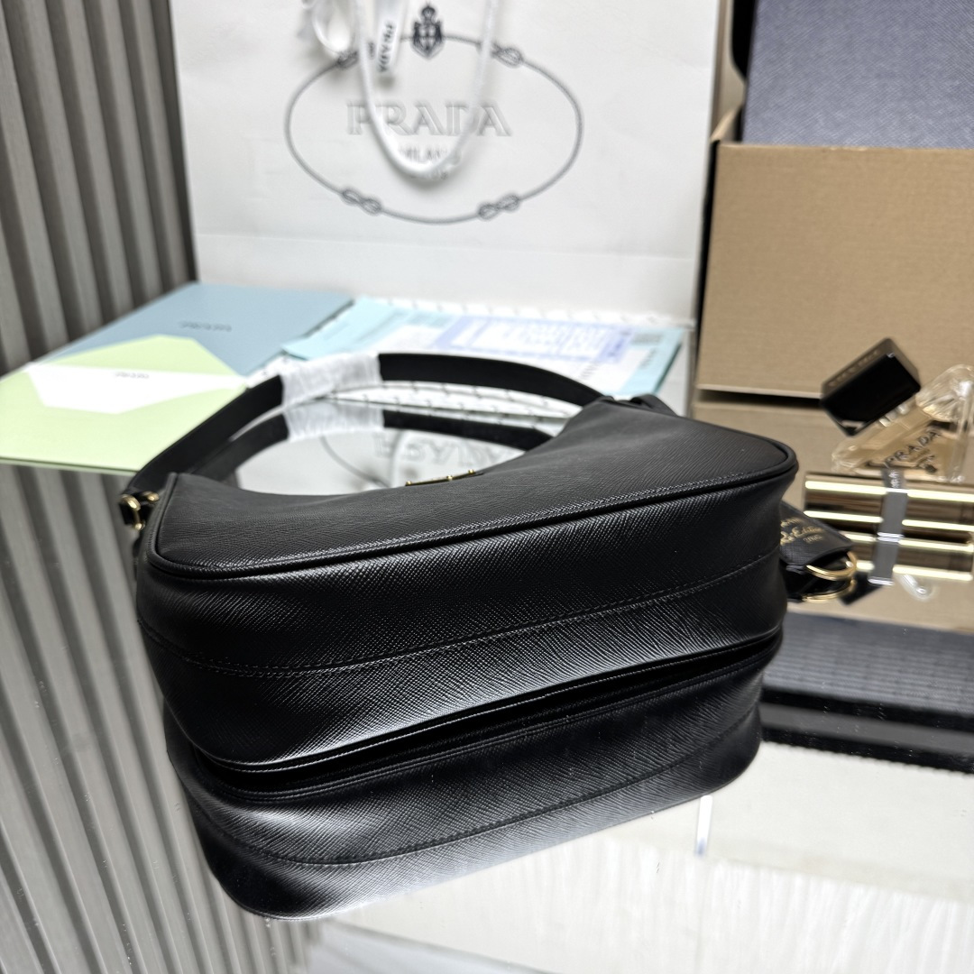 プラダ 並行輸入品 リエディション2005 ショルダーバッグ ブラック 艶やかな型押し風デザイン ゴールド金具 1N204W_3