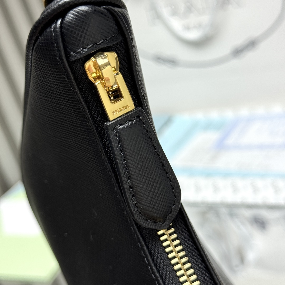 プラダ 並行輸入品 リエディション2005 ショルダーバッグ ブラック 艶やかな型押し風デザイン ゴールド金具 1N204W_6