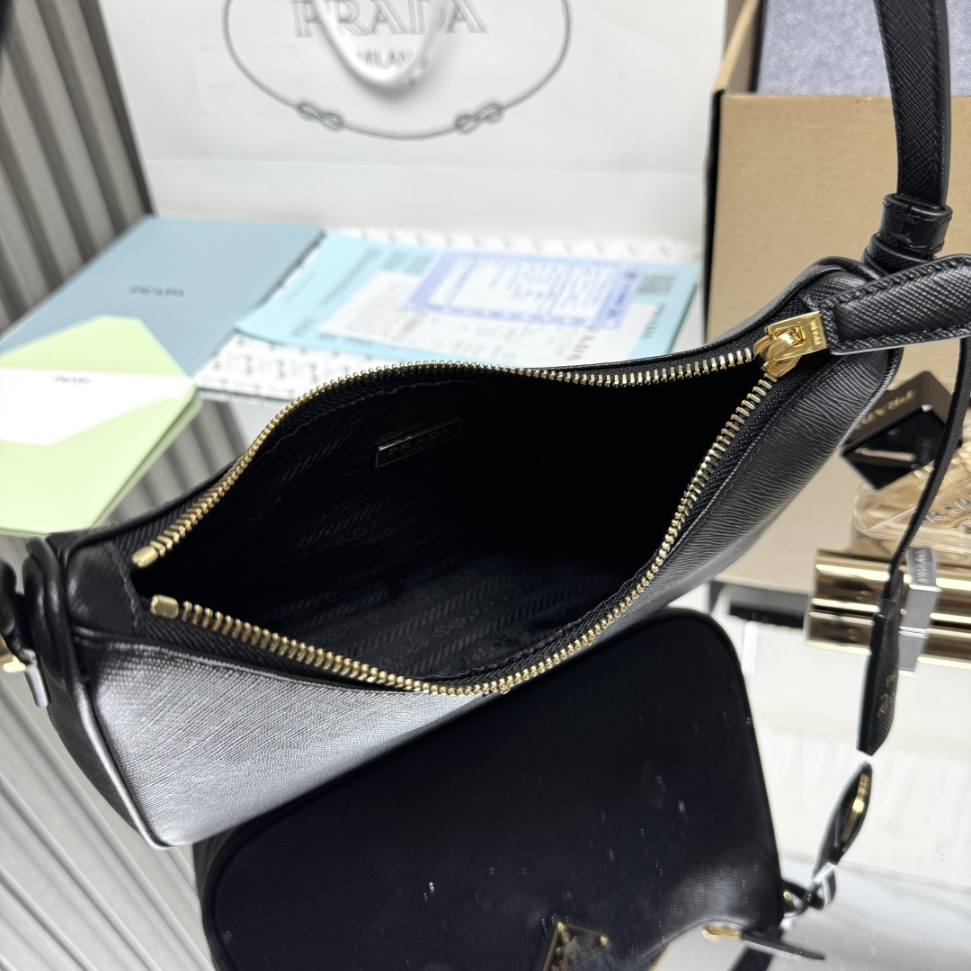 プラダ 並行輸入品 リエディション2005 ショルダーバッグ ブラック 艶やかな型押し風デザイン ゴールド金具 1N204W_9
