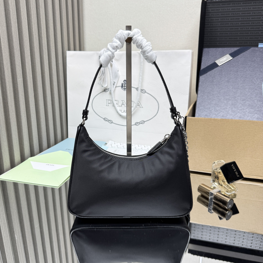 プラダ スーパーコピー リエディション2005 ショルダーバッグ ブラック シルバー金具 洗練された軽量感 1N204P_2