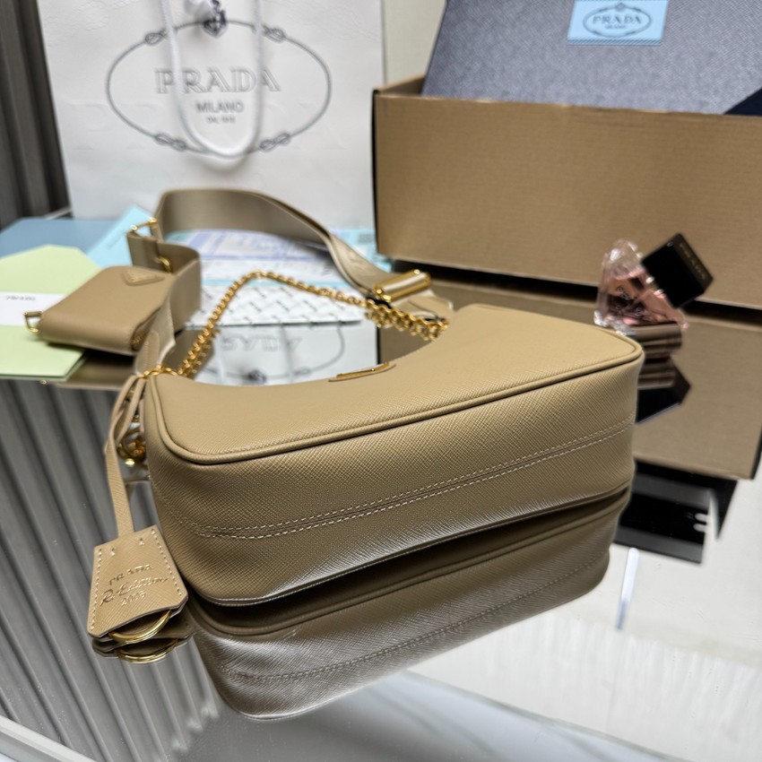 プラダ 並行輸入品 リエディション2005 ショルダーバッグ ベージュ ゴールドチェーン ポーチ付き上品な2WAY仕様 1BH204_4