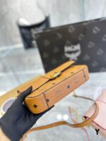 MCM(エム シー エム)アウトレット皮革素材ショルダーバッグ