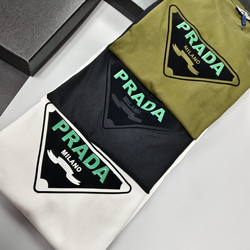 PRADA (プラ ダ)コピーファッションアルファベットプリント半袖Tシャツ