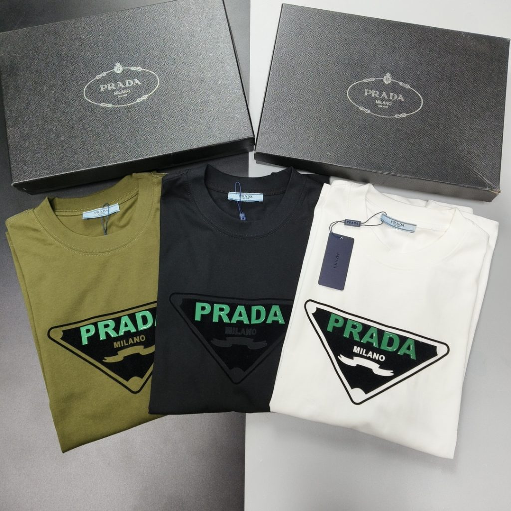 PRADA (プラ ダ)コピーファッションアルファベットプリント半袖Tシャツ