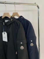 MONCLER(モンクレール)春新作刺繍ロゴロゴメタルバックルフード付きカジュアルジャケットコピー