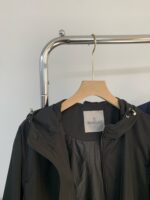 MONCLER(モンクレール)春新作刺繍ロゴロゴメタルバックルフード付きカジュアルジャケットコピー