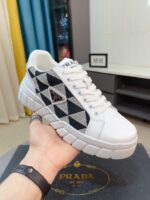 PRADA(プラダ )ミラノ展示会で新作メンズシューズn級品