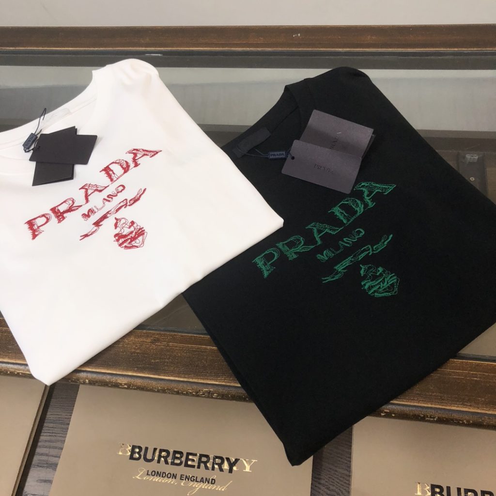 PRADA(プラダ)2024春夏新作黒と白ファッションカップルモデル半袖Tシャツスーパーコピー